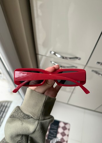 Minimalist Kırmızı Kadın Güneş Gözlüğü - Görsel 2