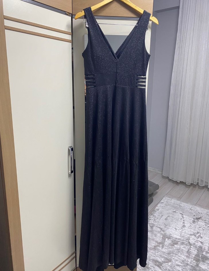 Siyah Uzun V Yaka Askılı Kadın Elbise - Görsel 2