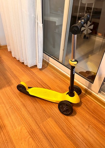 Sarı Renkli Çocuk Scooter'ı