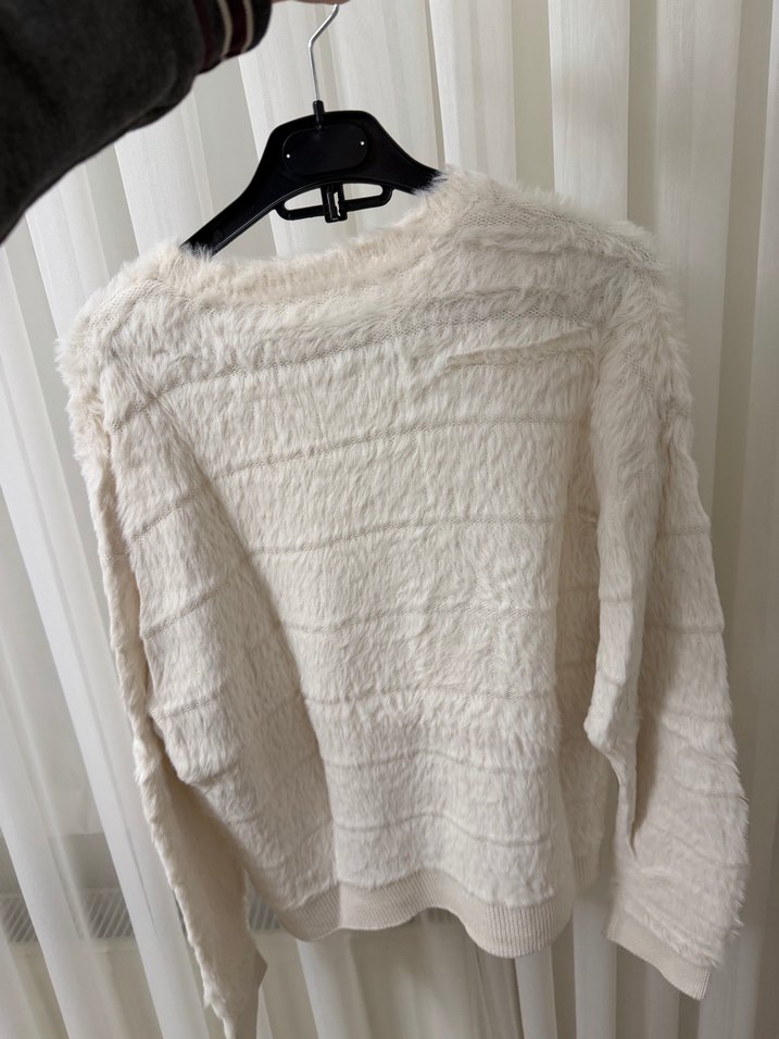 Beyaz Kürklü Uzun Kollu Kadın Kazak - Görsel 2