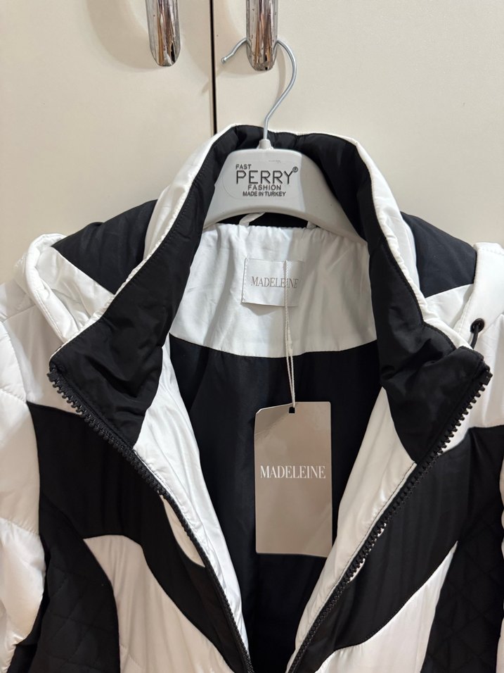 Beyaz Siyah Kapitone Kadın Günlük Mont - Görsel 3