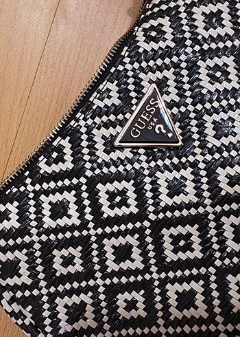 GUESS Zincir Detaylı Bohem Desenli Kadın Çanta - Görsel 5