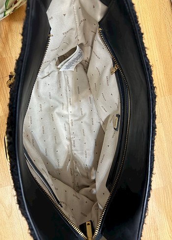 GUESS Siyah Zincir Detaylı Kadın Çanta - Görsel 3