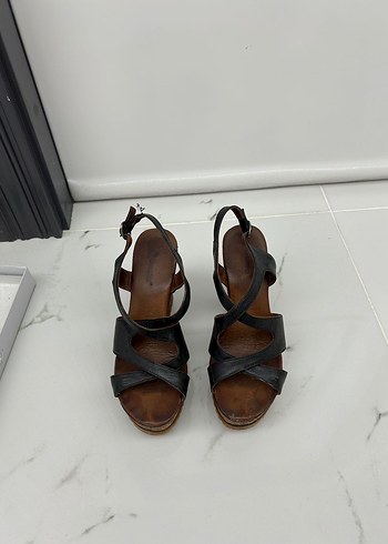 Kahverengi Yılan Desenli Dolgu Topuklu Kadın Sandalet - Görsel 3