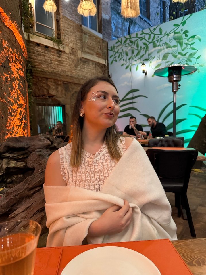 Beyaz Etnik Desenli Sıfır Kollu Uzun Elbise - Görsel 4