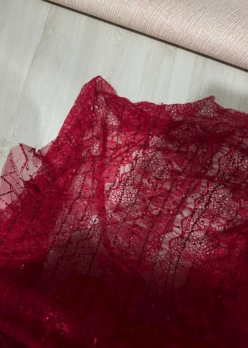 SuyoluParlak Kırmızı Straplez Midi Elbise - Görsel 3