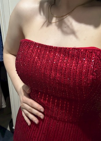 SuyoluParlak Kırmızı Straplez Midi Elbise - Görsel 2