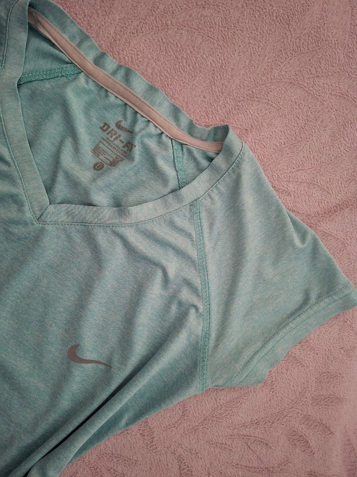 V-Yaka Kadın Spor Tişörtü - Görsel 2