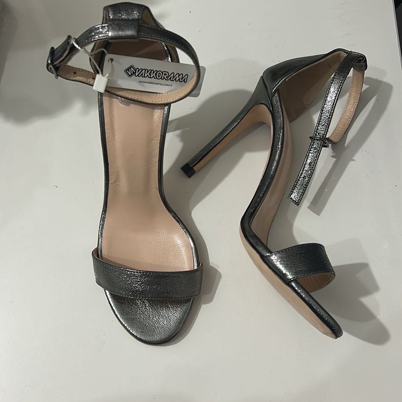 VAKKORAMA Gri Stiletto Topuklu Tokalı Kadın Abiye Ayakkab - Görsel 2