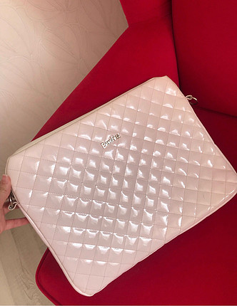 Beyaz tablet laptop çantası