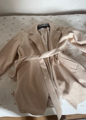 Bej Kuşaklı Kısa Kaban - Görsel 4