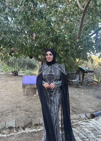 Tesettür pelerinli siyah abiye - Görsel 4