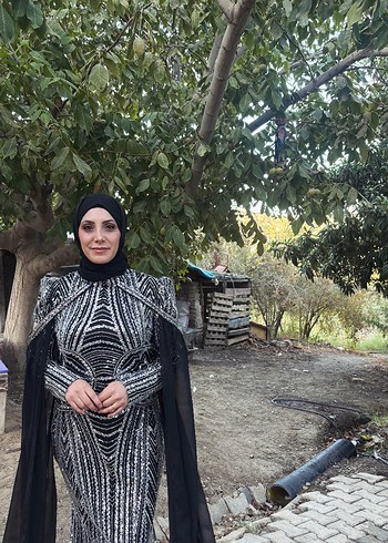 Tesettür pelerinli siyah abiye - Görsel 6