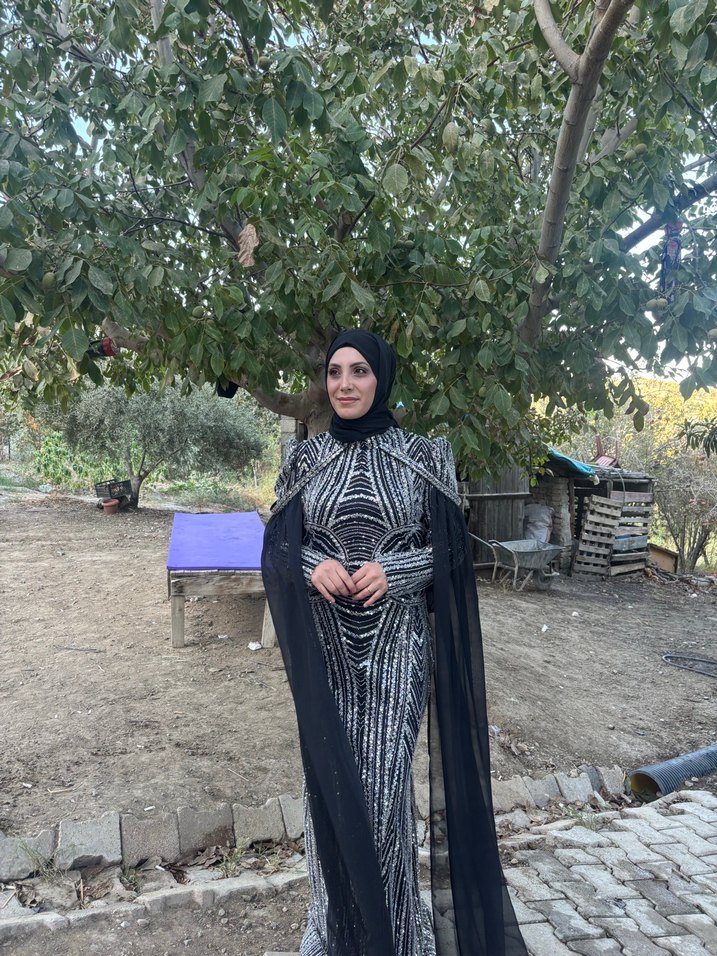 Tesettür pelerinli siyah abiye - Görsel 4