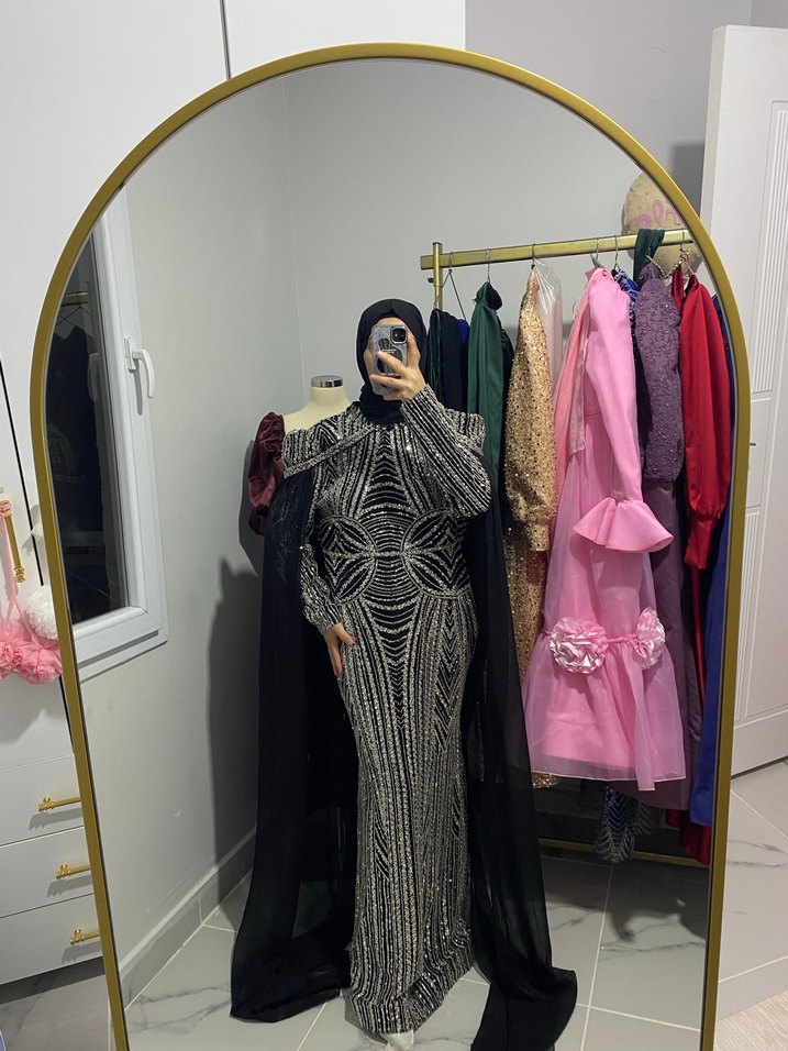 Tesettür pelerinli siyah abiye - Görsel 5