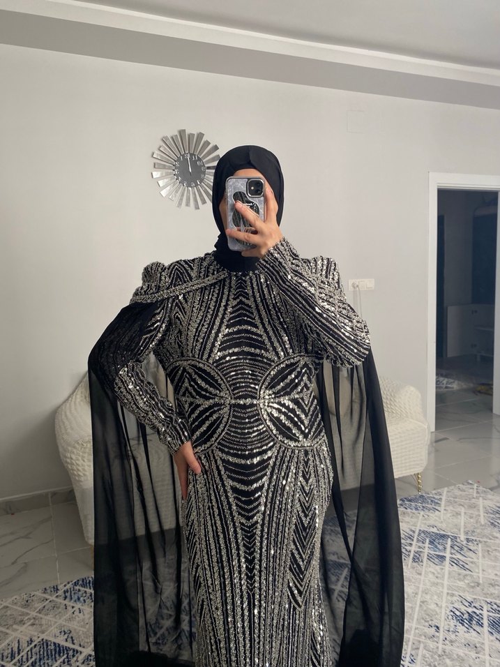 Tesettür pelerinli siyah abiye - Görsel 2