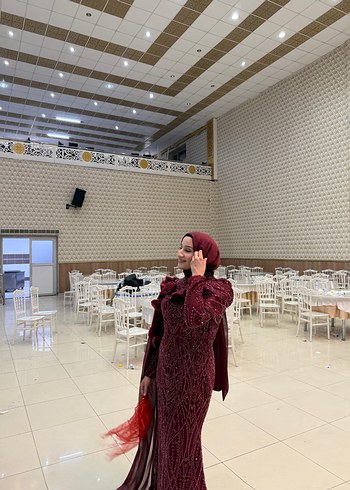 Tesettür bordo pelerinli abiye - Görsel 8