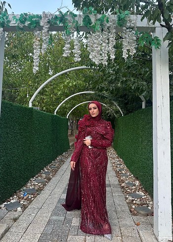 Tesettür bordo pelerinli abiye - Görsel 7