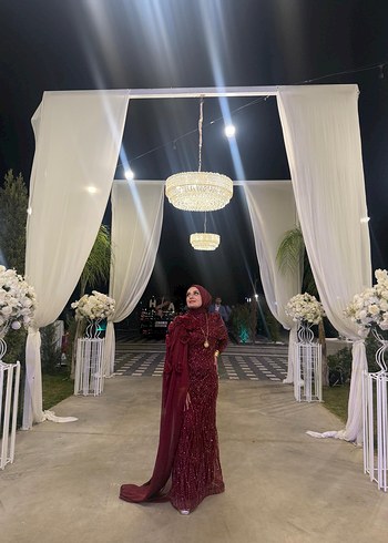 Tesettür bordo pelerinli abiye - Görsel 9