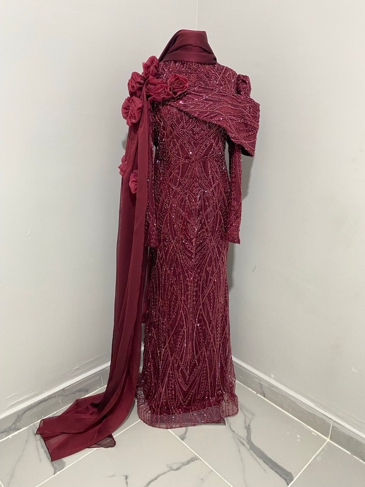 Tesettür bordo pelerinli abiye - Görsel 2