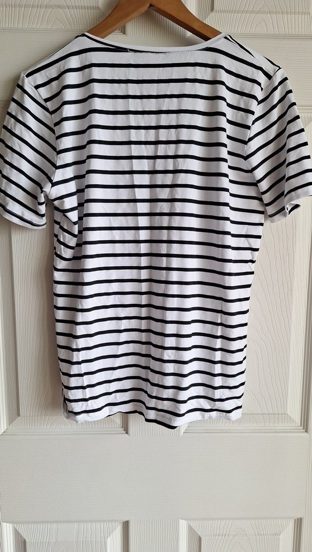 V Yaka Çizgili Kadın Tişört - Görsel 4