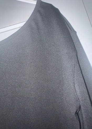 V Yakalı Siyah tek kol elbise - Görsel 2