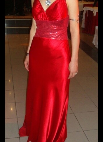 KIRMIZI RENK  SATEN SIRT DEKOLTELİ  ÖNÜ   PARLAK PULLU  ELBISE - Görsel 5