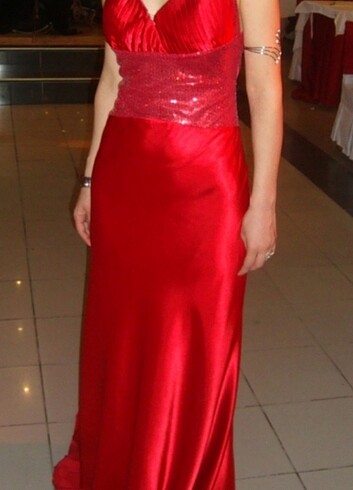 KIRMIZI RENK  SATEN SIRT DEKOLTELİ  ÖNÜ   PARLAK PULLU  ELBISE - Görsel 6