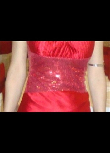 KIRMIZI RENK  SATEN SIRT DEKOLTELİ  ÖNÜ   PARLAK PULLU  ELBISE - Görsel 8