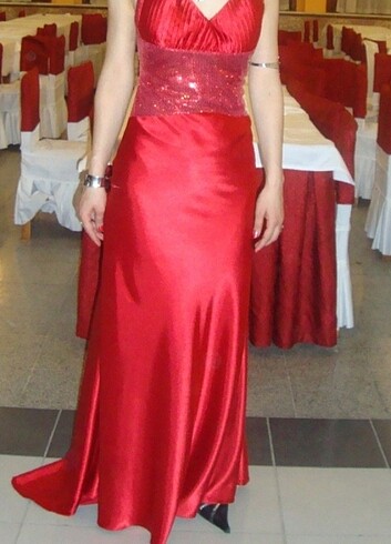 KIRMIZI RENK  SATEN SIRT DEKOLTELİ  ÖNÜ   PARLAK PULLU  ELBISE - Görsel 10