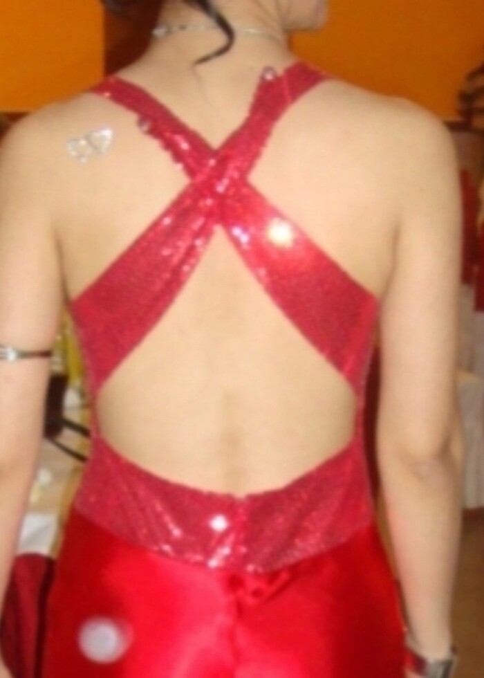 KIRMIZI RENK  SATEN SIRT DEKOLTELİ  ÖNÜ   PARLAK PULLU  ELBISE - Görsel 2