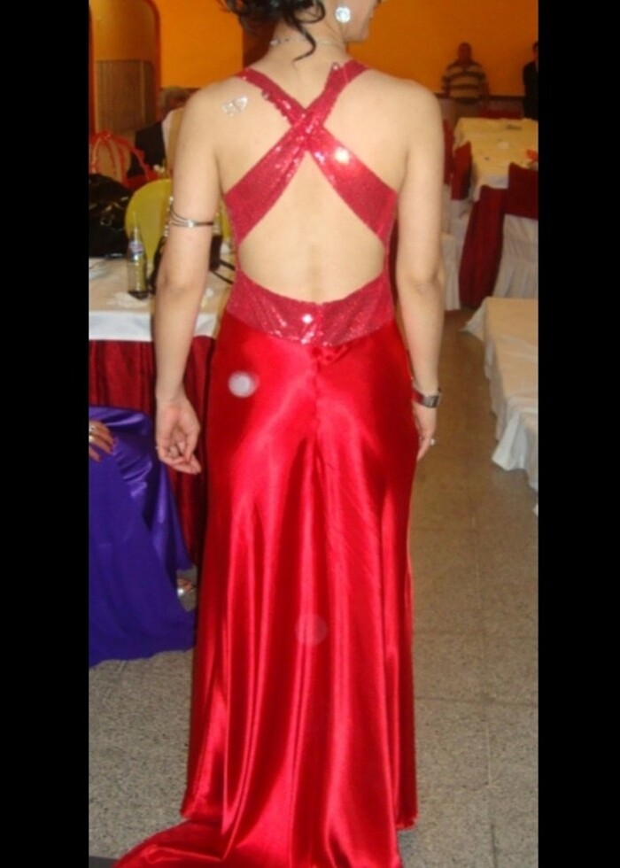 KIRMIZI RENK  SATEN SIRT DEKOLTELİ  ÖNÜ   PARLAK PULLU  ELBISE - Görsel 3