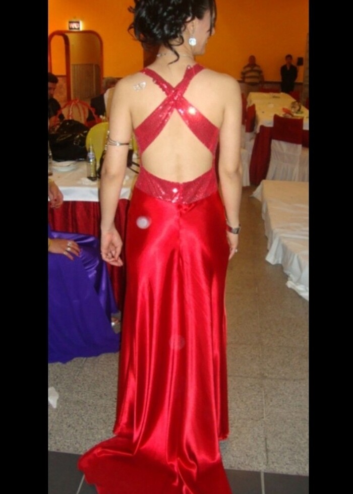 KIRMIZI RENK  SATEN SIRT DEKOLTELİ  ÖNÜ   PARLAK PULLU  ELBISE - Görsel 4