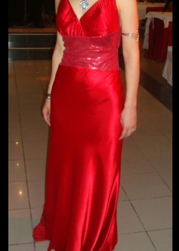 KIRMIZI RENK  SATEN SIRT DEKOLTELİ  ÖNÜ   PARLAK PULLU  ELBISE - Görsel 5