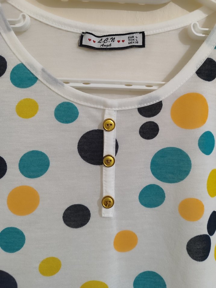 Kadın Renkli Puantiyeli Düğmeli Tişört - Görsel 3