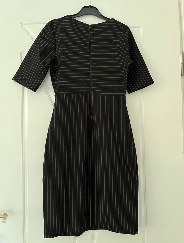 V Yaka Çizgili Siyah Kalem Elbise - Görsel 4
