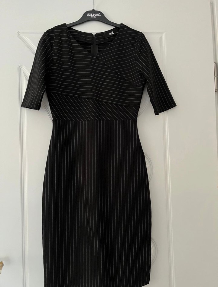 V Yaka Çizgili Siyah Kalem Elbise - Görsel 3
