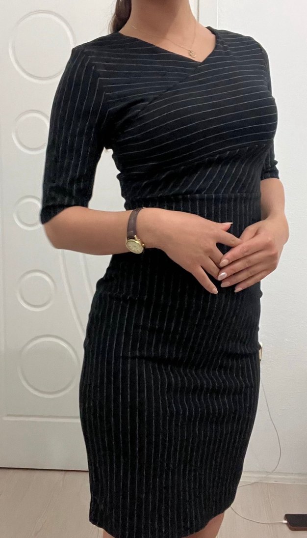 V Yaka Çizgili Siyah Kalem Elbise - Görsel 2