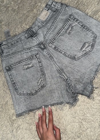 Gri Tüylü Mini Denim Şort - Görsel 3