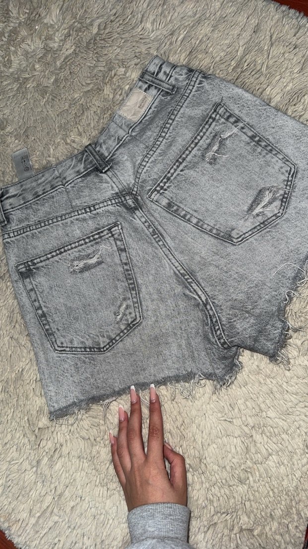 Gri Tüylü Mini Denim Şort - Görsel 3