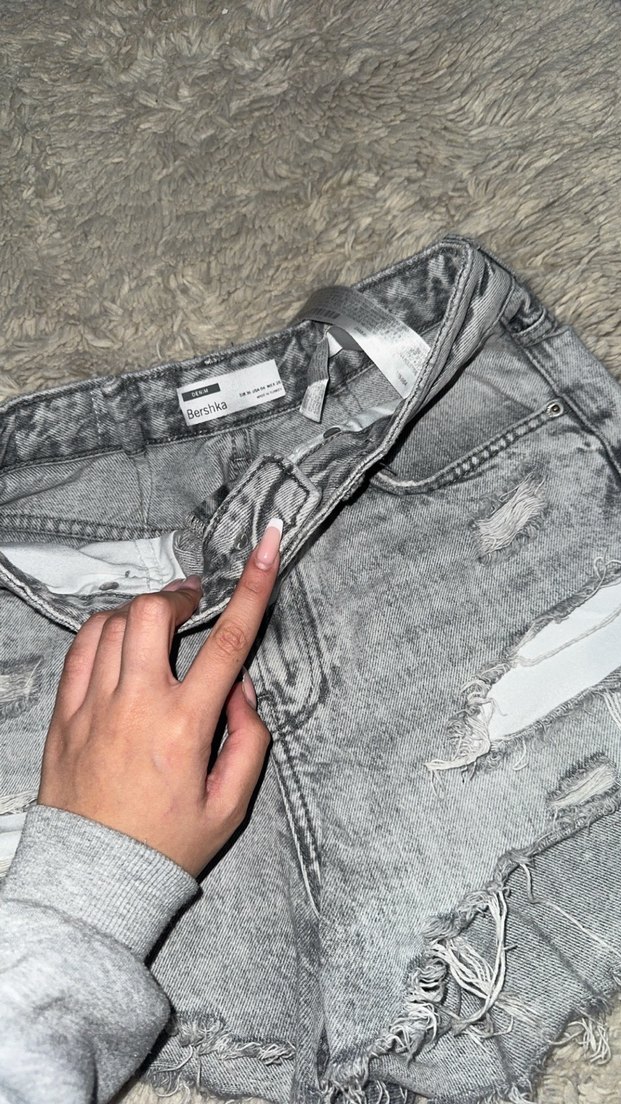 Gri Tüylü Mini Denim Şort - Görsel 2