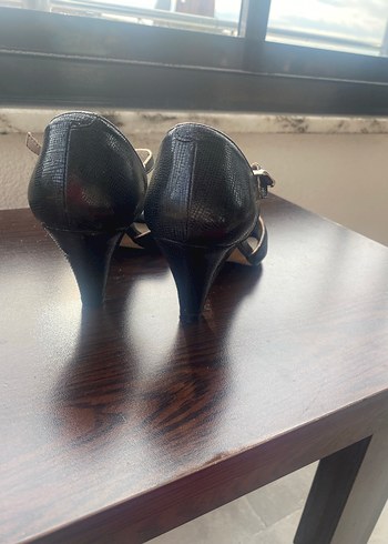 Hotiç Klasik Siyah Yılan Desenli Tokalı Topuklu Ayakkabı - Görsel 3