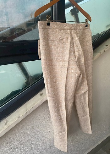 Zara Sıfır
Bej Midi Pilili Kadın Kumaş Tüvit Pantolon - Görsel 4