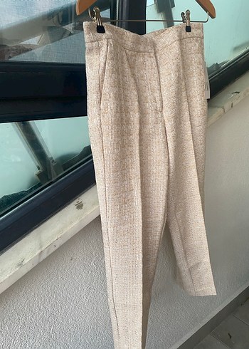 Zara Sıfır
Bej Midi Pilili Kadın Kumaş Tüvit Pantolon - Görsel 2