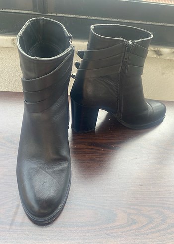 Elle Siyah Hakiki El Yapımı İtalyada Design Edilmiş Kadın Bot - Görsel 3