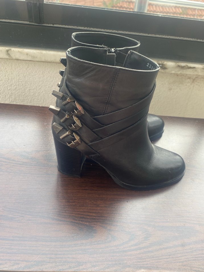 Elle Siyah Hakiki El Yapımı İtalyada Design Edilmiş Kadın Bot - Görsel 2