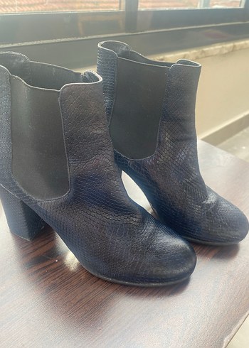 Elle Lacivert Yılan Derisi Desenli Topuklu Kadın Bot - Görsel 5