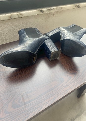 Elle Lacivert Yılan Derisi Desenli Topuklu Kadın Bot - Görsel 3