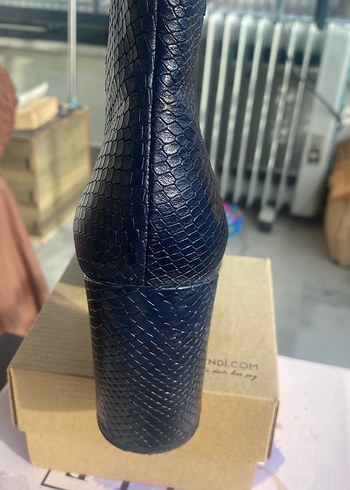 Elle Lacivert Yılan Derisi Desenli Topuklu Kadın Bot - Görsel 7