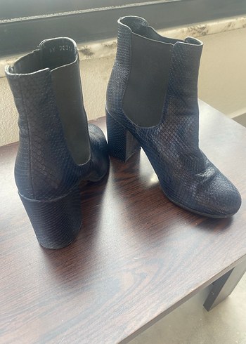 Elle Lacivert Yılan Derisi Desenli Topuklu Kadın Bot - Görsel 4